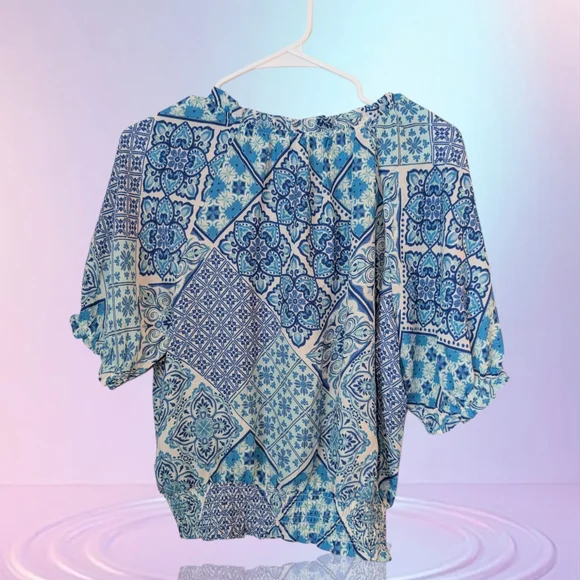 NWT-- Ladies Rose & Olive Flutter Sleeve Blouse Size Medium - Picture 2 of 6